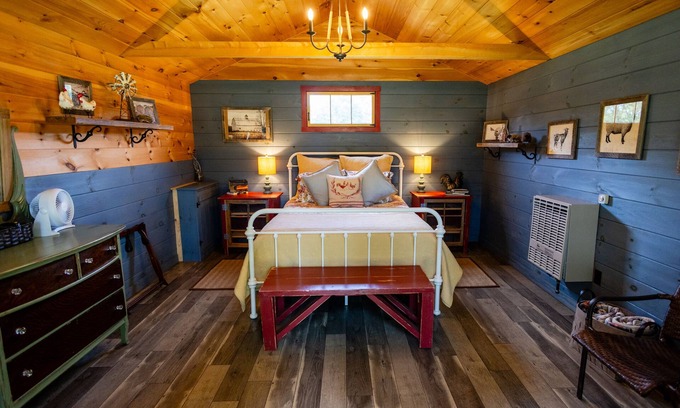 Turner Cama Y Desayuno | Cozy Cabin at Farm Bed and Breakfast in Maine