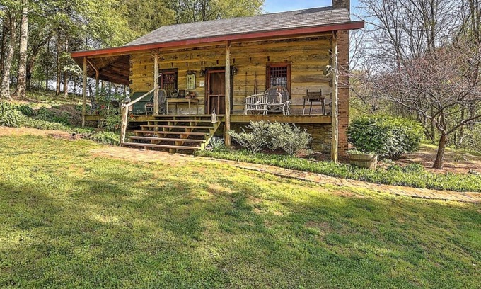Limestone Cabina | Cozy Cabin at Historic Gillespie Stone House