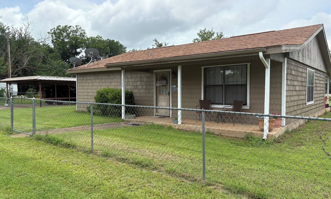 Graford Casa | Cozy Cabin at Possum Kingdom Lake. Close to Rocker B Ranch & PK Ice House.