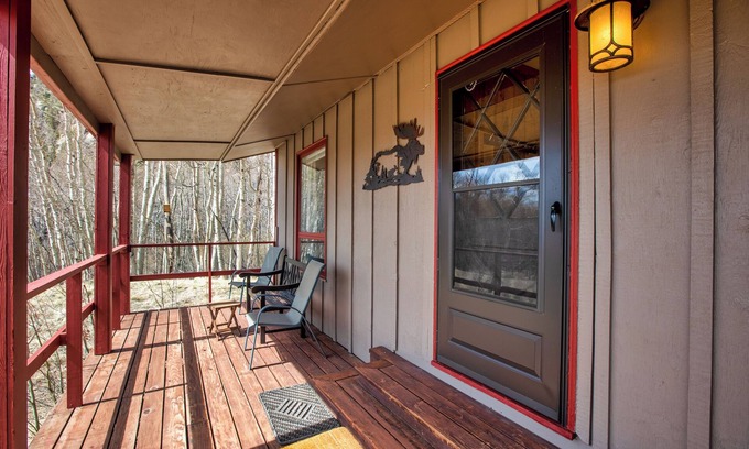 Lake George Cabina | Cozy Cabin -backs to forest, close to fishing