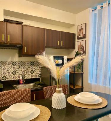 Pinagsama Apartamento | Cozy Cabin by JLS Near Venice Grand Canal Mall