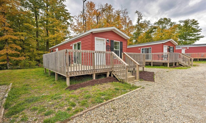 Cassopolis Cabina | Cozy Cabin: Community Pool & Lakefront Beach!