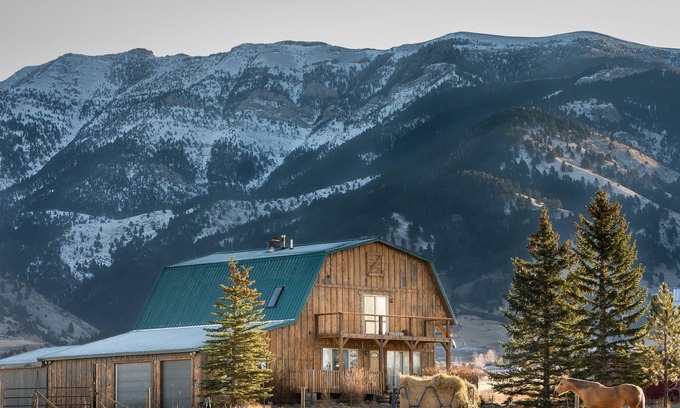 Bozeman Cabina | Cozy Cabin, Exceptional Mountain View, Porch, Fireplace, Wildlife, 4 mi to town.