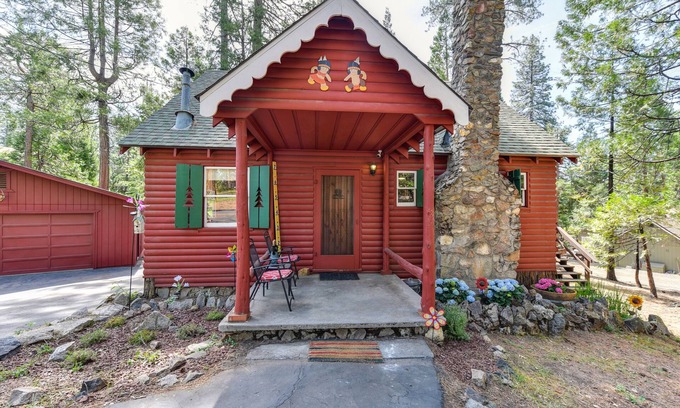 Mi-Wuk Village Cabina | Cozy Cabin! Family Friendly! Games! Dogs Welcome! Close to Skiing & Twain Harte!