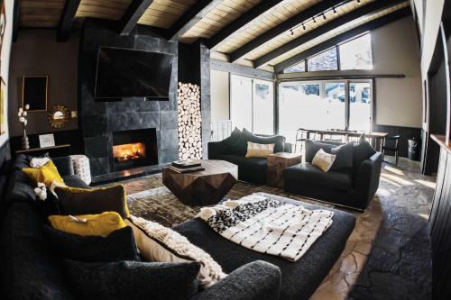 Mammoth Lakes Casa | Cozy Cabin for 6 - Near Canyon Lodge & Slopes