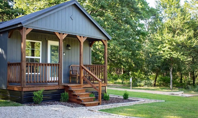 Tyler Cabina | Cozy cabin for 6, outdoor games, close to Tyler State Park on 11 secluded acres