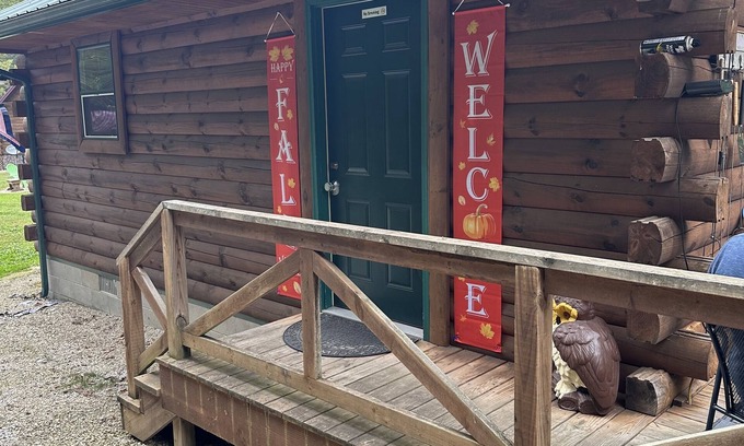 Wellston Cabina | Cozy cabin for two adults . no room to add extra . Cabin in the woods w Hot tub