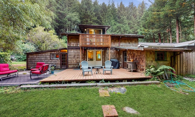 Trinidad Casa | Acogedora cabaña para dos personas con una terraza amueblada y un patio con césped, cerca de rutas de senderismo
