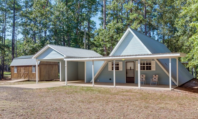 Negreet Cabina | Cozy Cabin Getaway 1 Mi to Toledo Bend Lake!