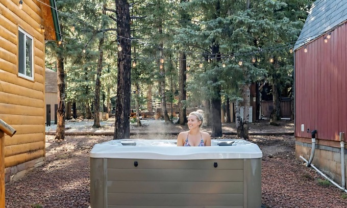 Duck Creek Village Cabina | Cozy Cabin & Hot Tub Pet Friendly with AC and Fast WiFi in Duck Creek Village