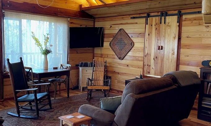 Morris Chapel Cabina | Cozy Cabin Hidden in Amish Country