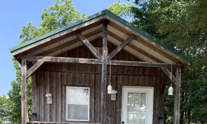 Everton Cabina | Cozy Cabin Hike to calming brook