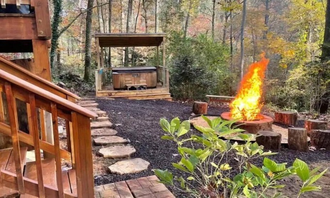 Helen Cabina | Cozy cabin - hot tub! 1 Mile from down town Helen