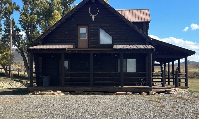 Meeker Cabina | Cozy cabin in beautiful Meeker, CO-10 miles from town, perfect for OHV travelers