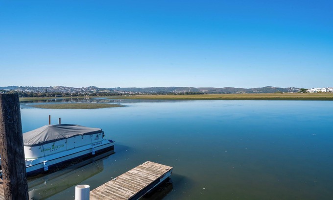 Old Place Cabina | Cozy cabin in beautiful Knysna South Africa by the lagoon with WiFi, heated pool