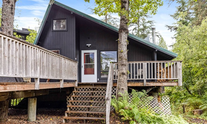 Alyeska Cabina | Cozy Cabin in Central Girdwood W/ Wood Stove, Washer/Dryer, & Free WiFi