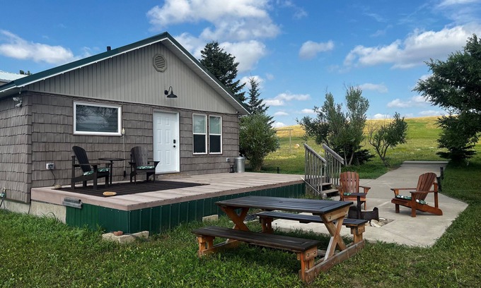 Medicine Hat Cabina | Cozy cabin in charming Cypress Hills with WiFi