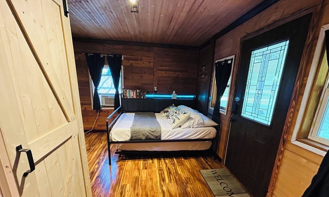 Fenton Cabina | Cozy cabin in charming Fenton near Cider Mills and Trails! Dog friendly!