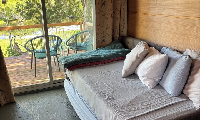 New Bern Cabina | Cozy cabin in charming New Bern with AC, WiFi, salt water pool and River access.