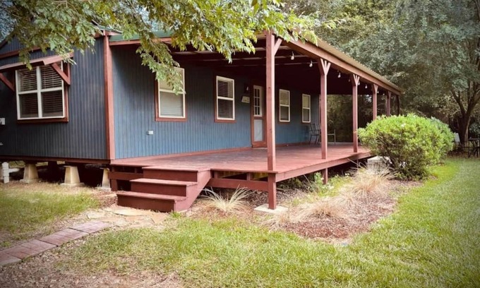 Summit Cabina | Cozy cabin in nestled on 9-acre lot in Summit, MS