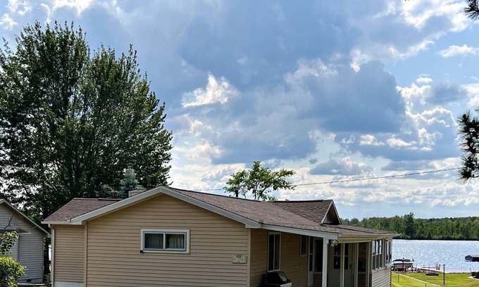 West Branch Cabina | Cozy Cabin in Northeast Michigan on all sports lake-dock, kayaks, pet-friendly!