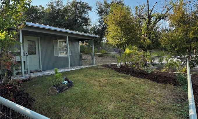 Glen Rose Cabina | Cozy cabin in peaceful Glen Rose with AC fully furnished