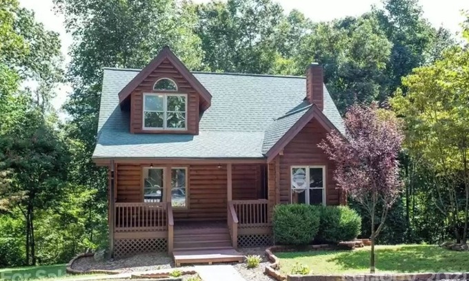 Vein Mountain Cabina | Cozy cabin in private gated community with Hot Tub!