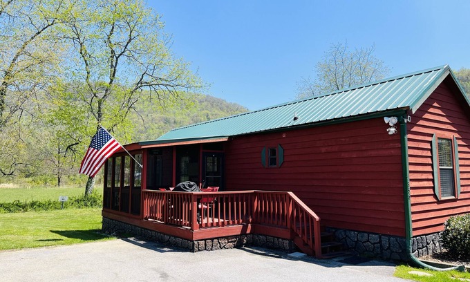 Rabun Gap Cabina | Cozy Cabin in River Vista Mountain Village RV/Cabin Park + Amenities
