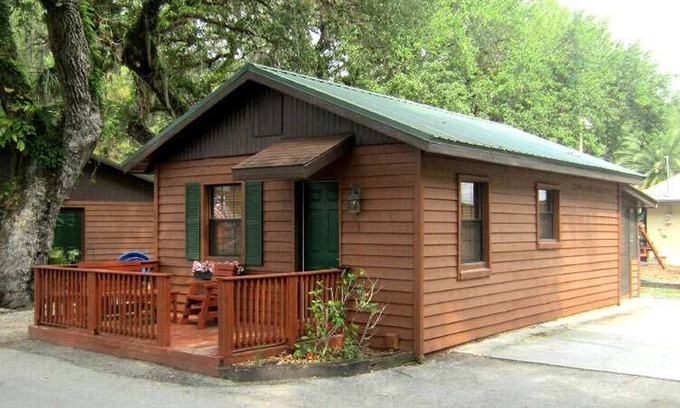 Lake Panasoffkee Cabina | Cozy Cabin in riverfront resort