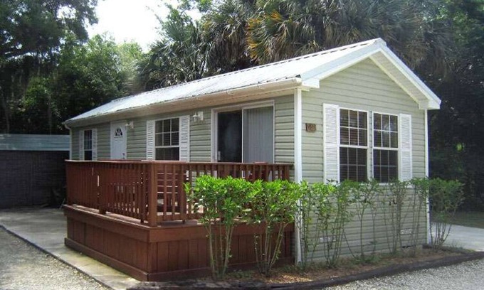 Lake Panasoffkee Cabaña | Cozy Cabin in riverfront resort