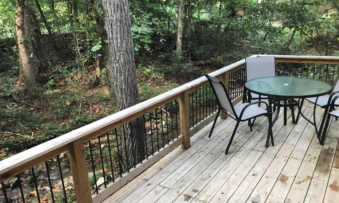 Bruno Cabina | Cozy cabin in secluded forest with deck on creek. Full kitchen. 900 square feet.