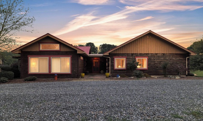 Glade Spring Cabina | Cozy Cabin in Small town USA