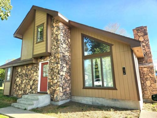 Winnemucca Casa | Cozy Cabin in the City plus GYM