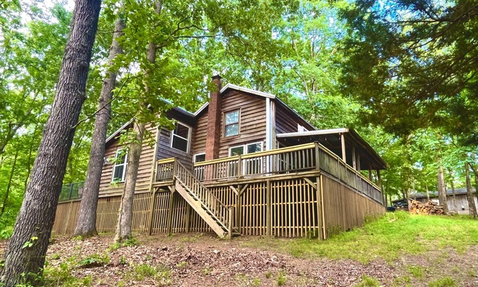 Murray Cabina | Cozy Cabin in the hills of Kentucky Lake. Family getaway or relaxing escape!