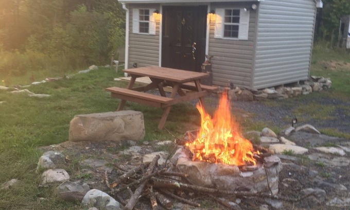 East Durham Cabina | Cozy cabin in the Mountains. AC. Dog Friendly