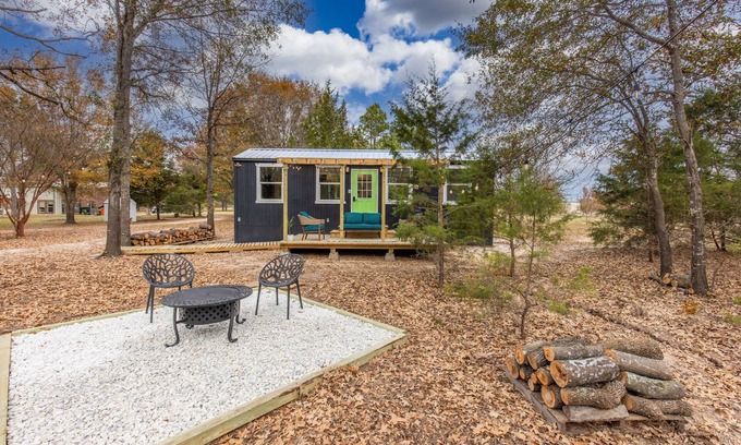 Greenville Cabina | Cozy Cabin in the woods! Queen bed, quiet, peaceful, secluded getaway.