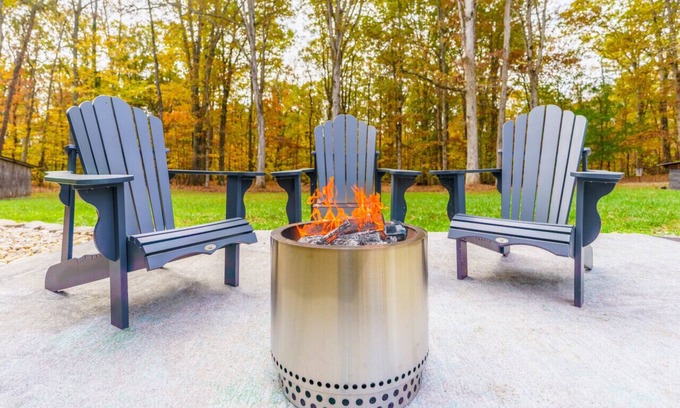 Ashley Oaks Casa | Cozy Cabin in the Woods w/ Playroom, Deck & Lounge