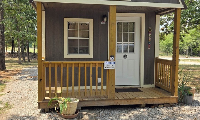 Okmulgee Cabina | Cozy Cabin in the woods! Close to lakes, hunting, fishing, Plenty of parking!