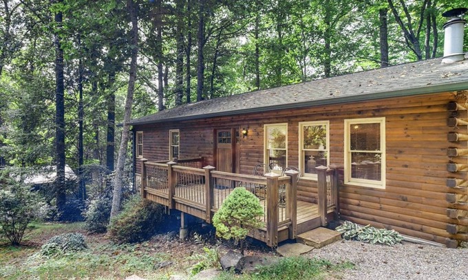 Highlands Cabina | Cozy Cabin In-town by Mirror Lake-1.7 miles to Main St, Hot tub, & fireplace!