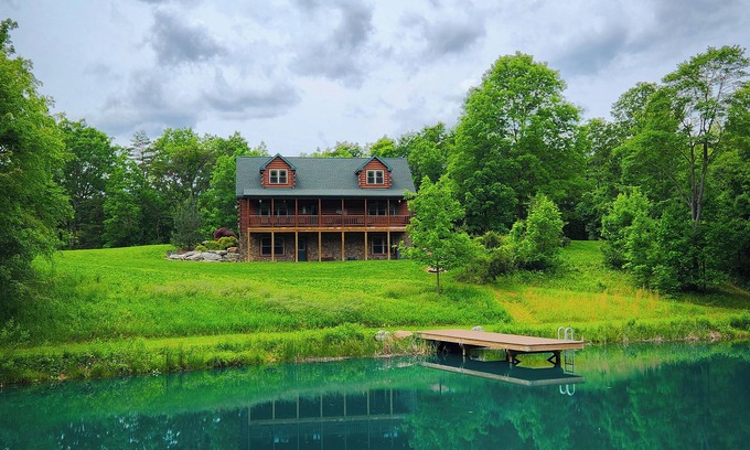 Manns Choice Cabina | Cozy cabin in tranquil setting overlooking pond