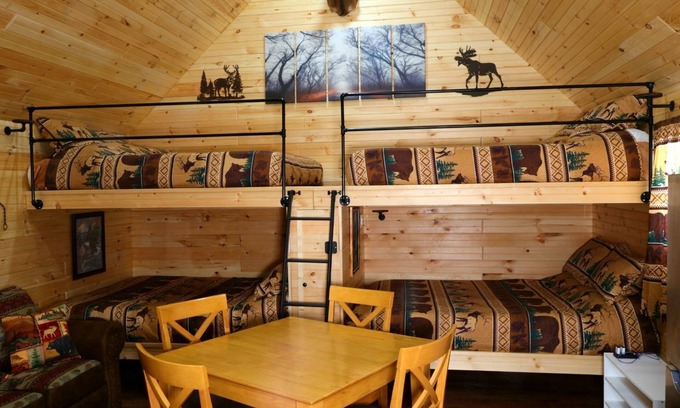 Rooseveltown Cabina | Cozy cabin located in Brasher Falls, NY. Pet friendly!