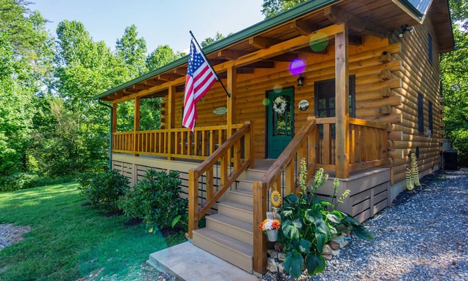 Cleveland Cabina | Cozy Cabin Minutes to Helen and best hiking trails in the area! Pet Friendly!