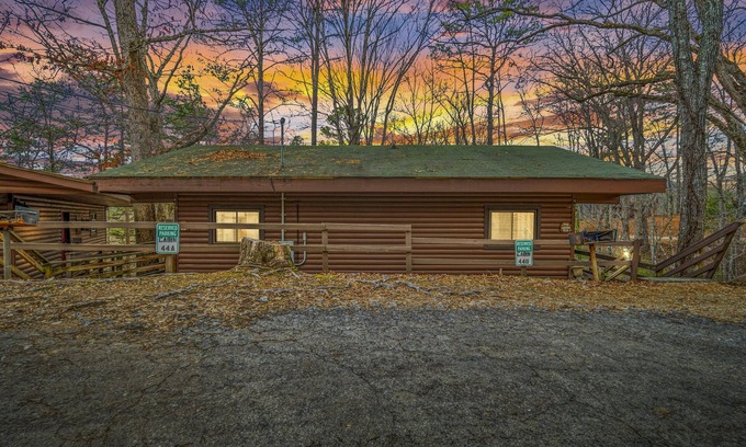 Bryson City Cabina | Cozy cabin minutes from downtown Bryson City/Tail of the Dragon. Pet-Friendly!