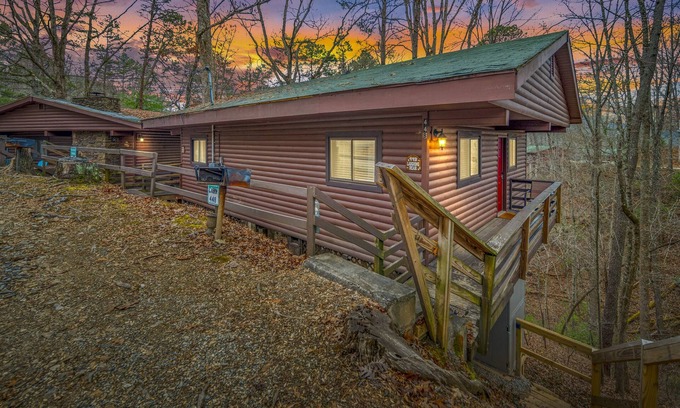 Bryson City Cabina | Cozy cabin minutes from downtown Bryson City/Tail of the Dragon. Pet-Friendly!