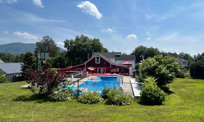 East Haven Rutland County Cabina | Cozy Cabin, Mountain Views, Hot Tub, Pool, Basketball Court, Fire Pit in Rutland