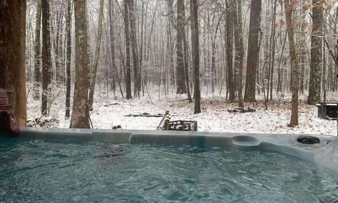 Fort Payne Cabina | Cozy cabin near DeSoto and Little River with private hot tub!