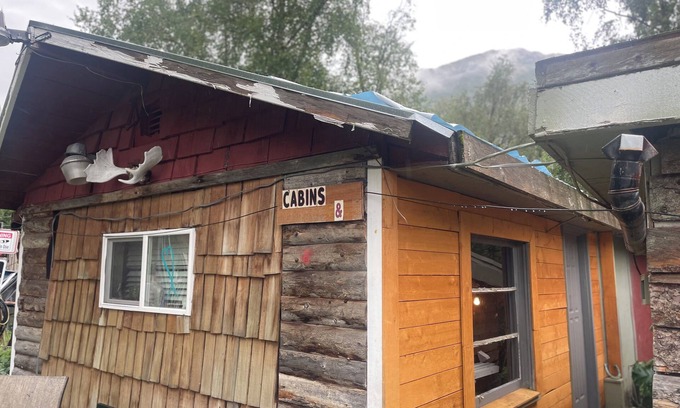 Bird Creek Cabina | Cozy cabin near Girdwood breathtaking views coastal bike trail private escape