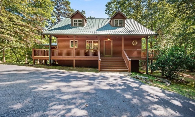 Cleveland Cabina | Cozy Cabin Near Helen + Hot Tub + Fire Pit + Game Room + More