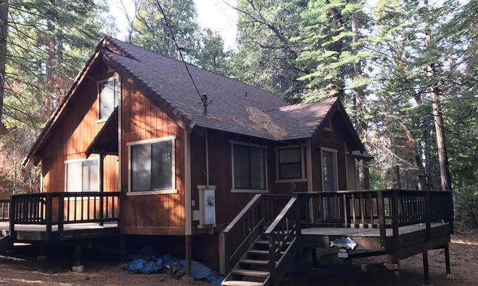 Dorrington Cabina | Acogedora cabaña a 40 km del esquí de Bear Valley con fácil acceso a tiendas / restaurantes