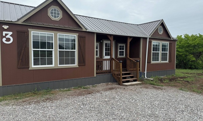 Lawton Cabina | Cozy cabin near Medicine Park with WiFi, AC